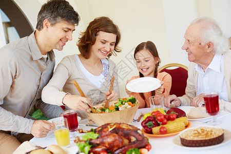 感恩节餐桌旁的深情家庭肖像图片
