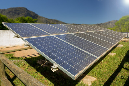 南非农村地区的光伏太阳能装置利用夏季丰高清图片