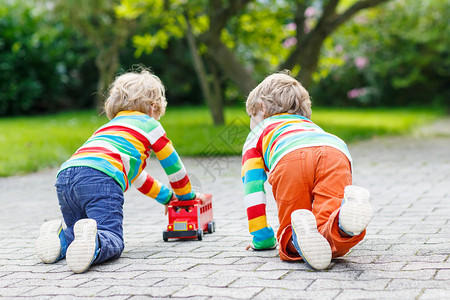 两个小朋友穿着五颜六色的衣服图片