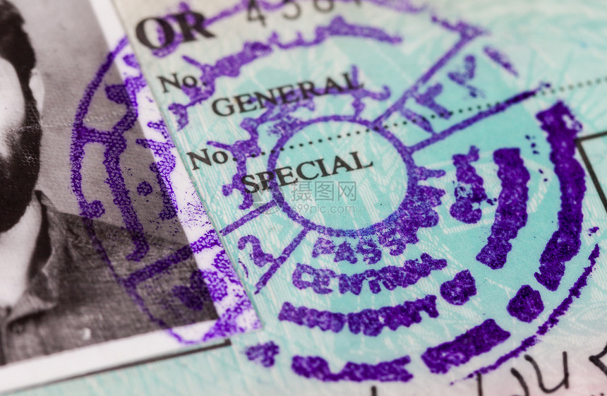 阿富汗护照上的邮票特写图片