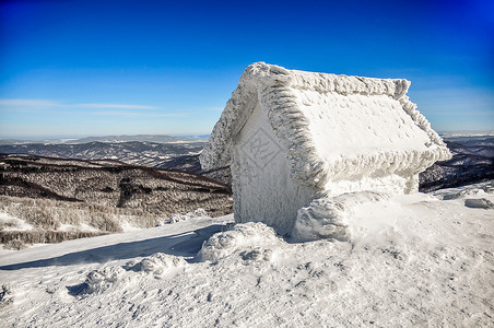 与冰雪的冬天山景图片