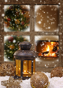 窗前雪地上的圣诞和装饰品图片