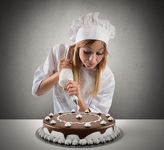 糕点厨师准备一个蛋糕配图片