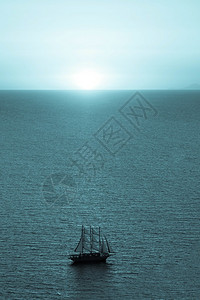 海景地平线和一艘帆船或水上游艇的图片