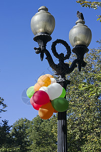 节日结束了概念城市公园灯笼上被遗忘的气图片