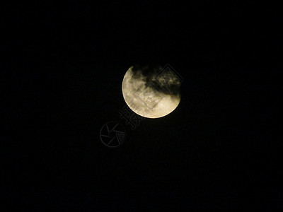 夜空中的月亮部分闭合的云背景图片