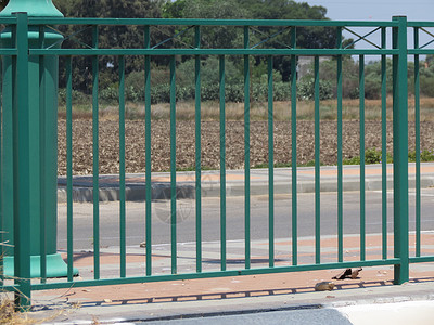 绿色围栏行人的障碍图片