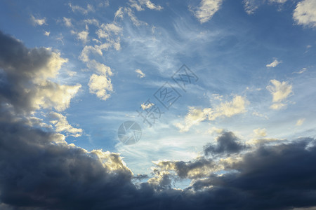 蓝天与美丽的云彩图片