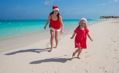 母亲和可爱女儿在热带图片