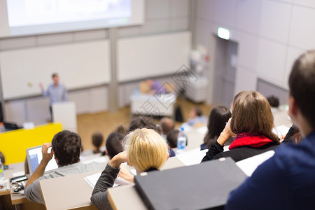 教授在大学报告厅做演讲图片