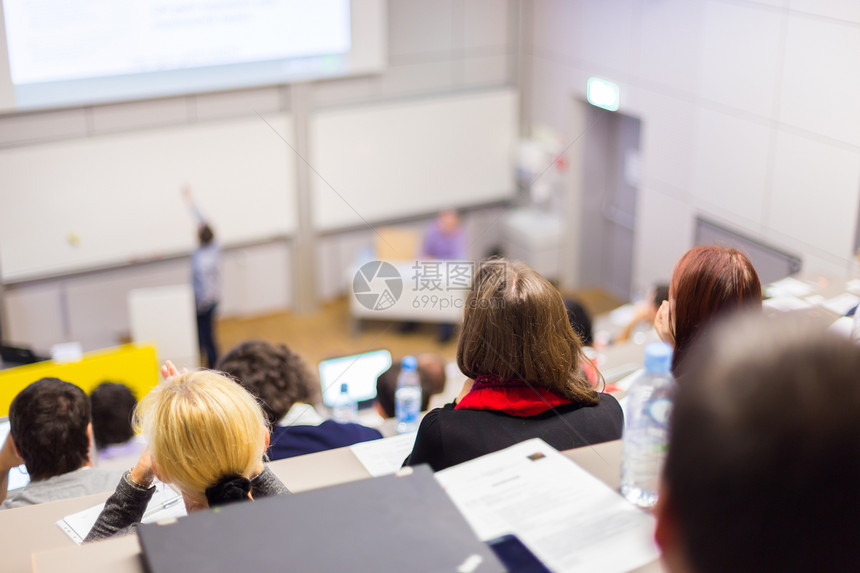 教授在大学报告厅做演讲图片