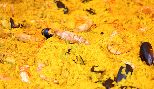 黄色海鲜饭菜用大虾和海鲜图片