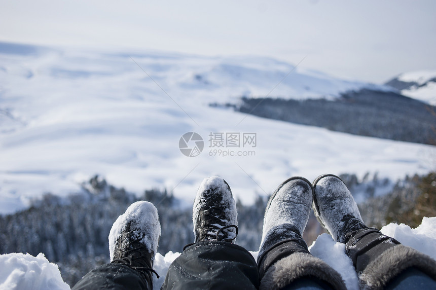 在冬天的风景中有两个徒步旅行者的图片