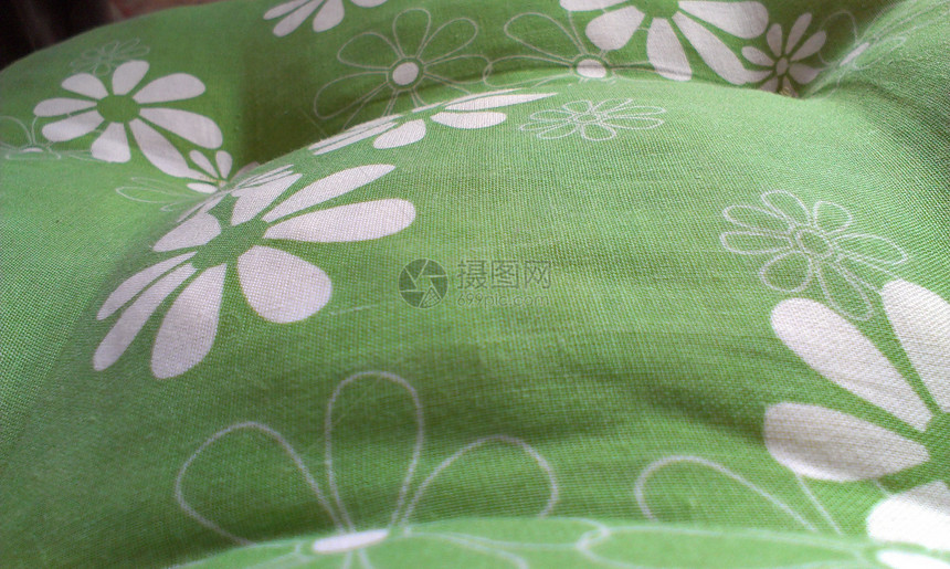 有白花的绿色枕头图片