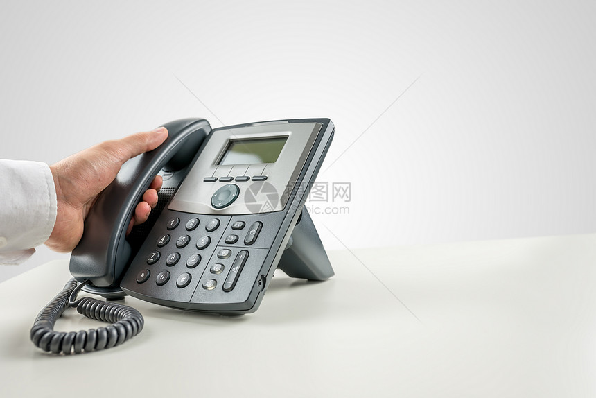 商人在固定电话上打电话的特写镜头客户服务或电图片