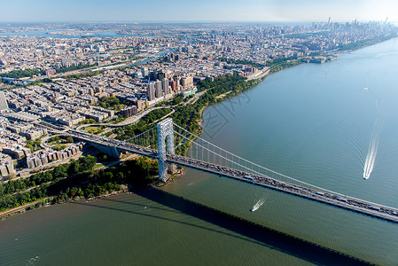 一架直升机对乔治华盛顿大桥进行空中巡图片