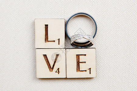 拼字游戏爱情字母上的结婚戒指图片