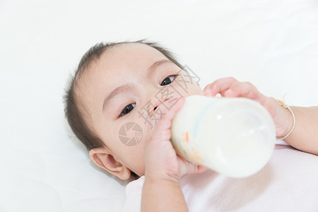亚洲婴儿用瓶装牛奶吃图片
