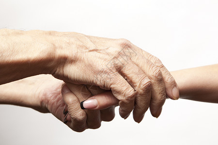 一个老男人的手握着一个年轻女人的手图片