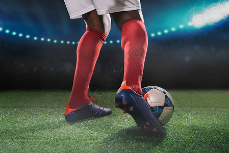 踢球的足球运动员的腿图片
