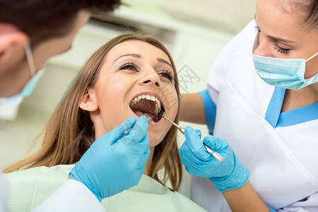 牙医和护士正在治疗图片