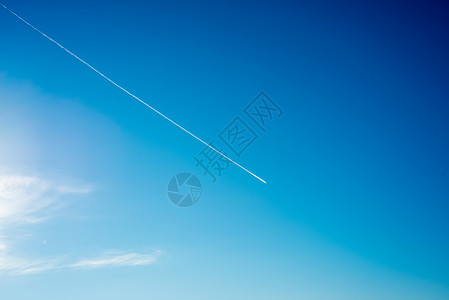 飞机在蓝天的白云中飞图片