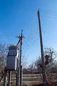 电力供应的变压器混凝土杆背景图片