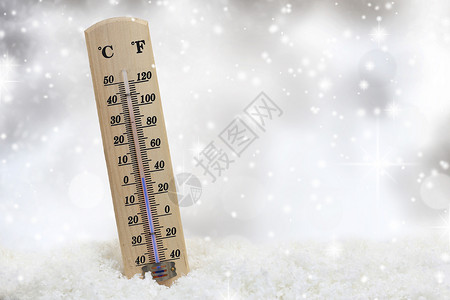 在雪的温度计显示低温图片
