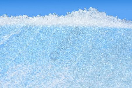 大水浪在蓝天背景和底的蓝图片