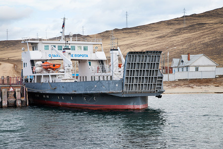 渡船驶近码头前往Baikal湖的O图片