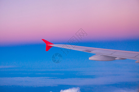 飞行在云层之上的飞机的翼图片