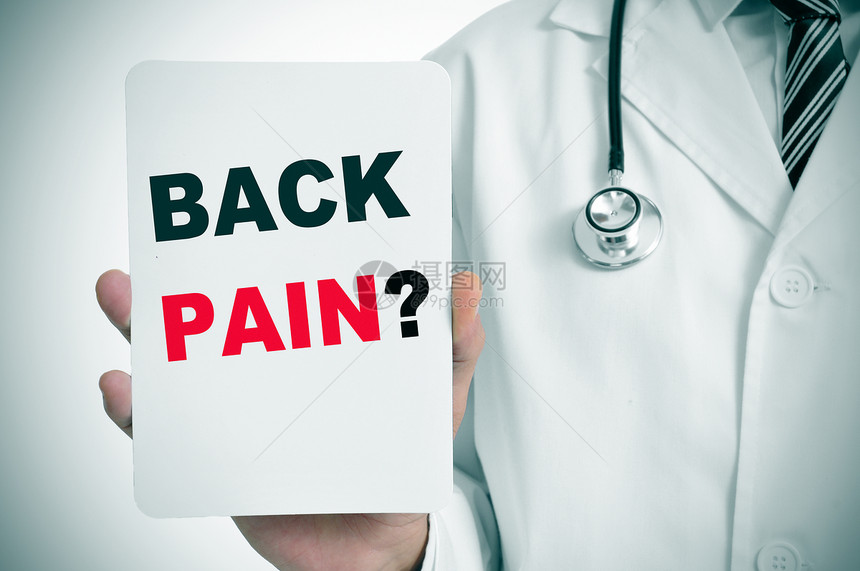 一位医生展示了一个带有问题背痛的招牌图片