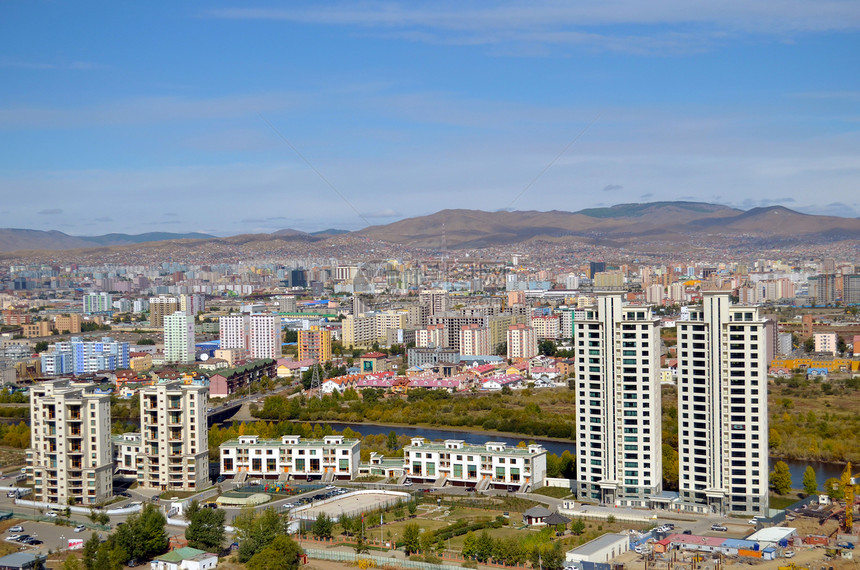乌兰巴托从城郊纪念建筑群高度的图片