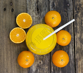 餐桌上的橙汁顶图片