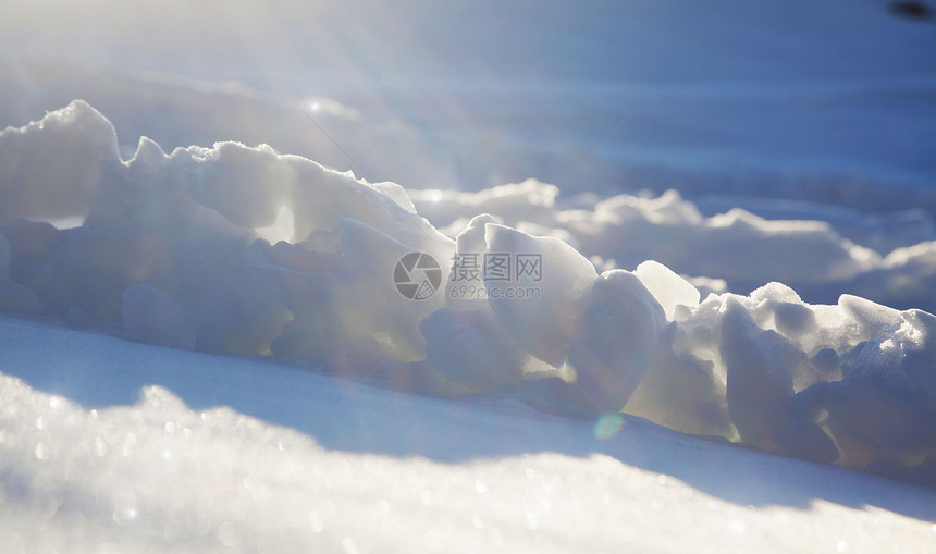 寒冷的冬天风景与雪的背景图片