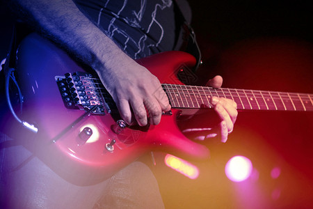 吉他手配白色电吉他灯光图片