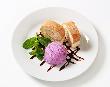 海绵蛋糕卷配冰淇淋图片