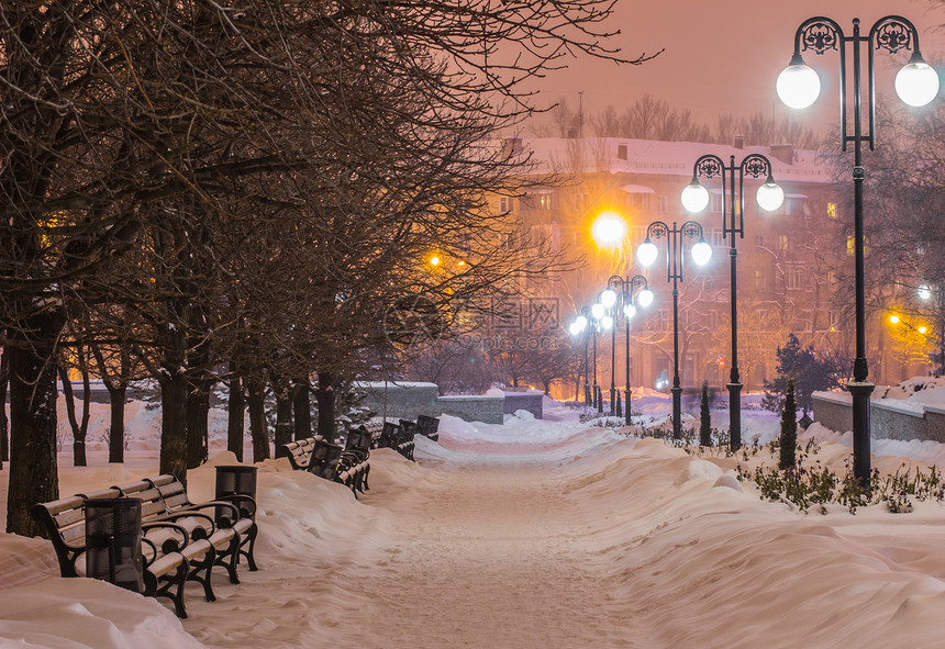 乌克兰顿涅茨克冬季城市公园夜图片