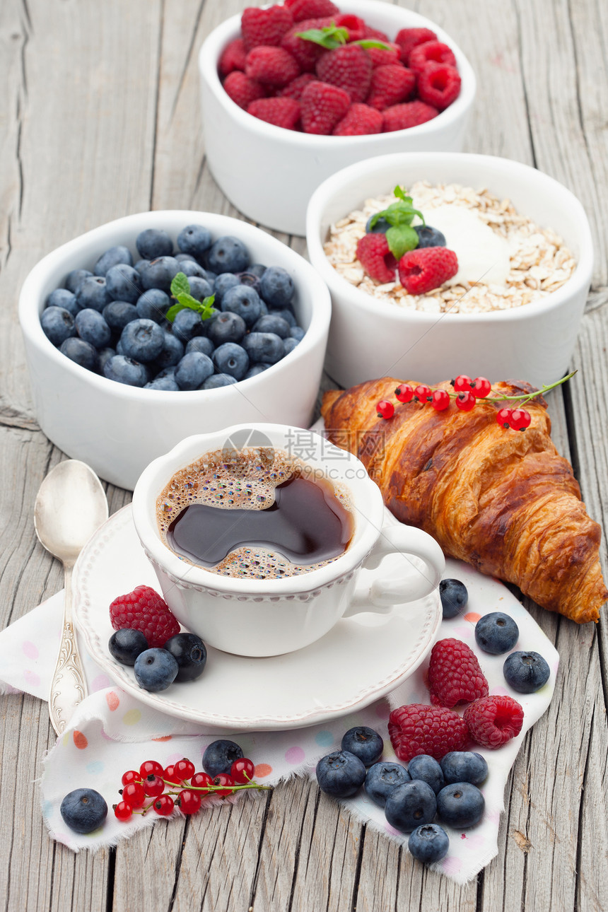 美味的早餐咖啡羊角面包和新鲜果浆图片
