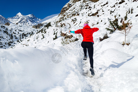 在尼泊尔喜马拉雅山脉的白雪上奔跑的女人动机和灵感健身活动冒险越野赛跑者在美丽图片