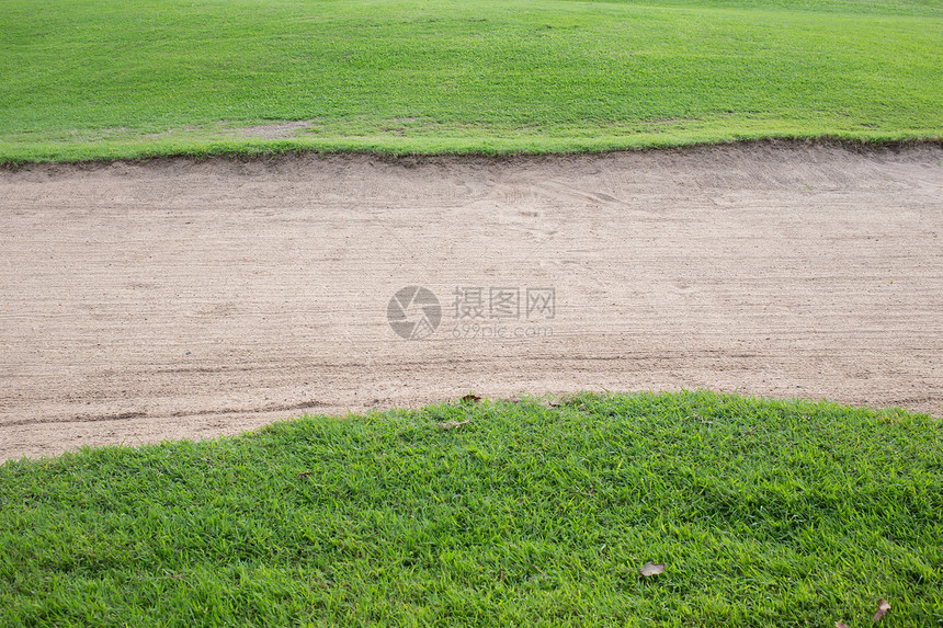 高尔夫球场的沙坑与绿草图片