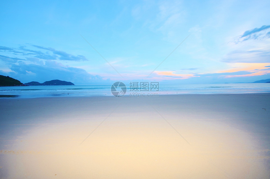 日落时的大海和滩景观图片