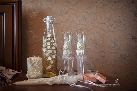 婚礼眼镜和一个用白花装饰的瓶子图片