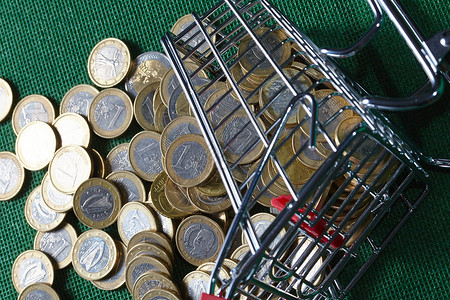 绿桌上购物篮里的硬币图片