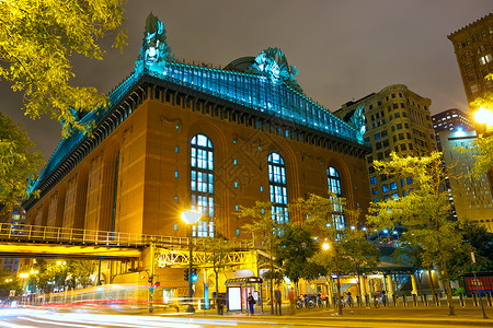 公共图书馆和州街夜间芝加哥图片