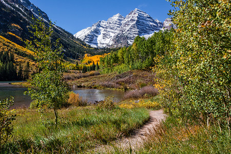 秋天科罗拉多州白杨的栗色钟声的美景图片