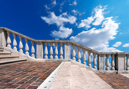 白色石头和大理石楼梯蓝天上的栏杆云彩图片