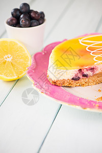 传统的自制柠檬和蓝莓蛋糕在盘子里图片
