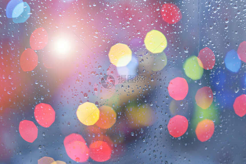 雨天雷在窗户上滴水下雨天气雨背景图片