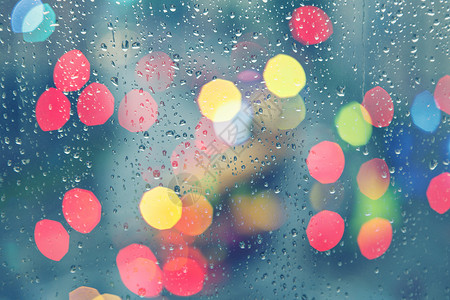 雨天雷在窗户上滴水下雨天气雨背景图片